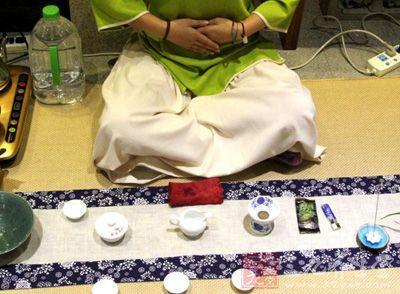 女士喝茶的手勢，女人正確喝茶手勢姿勢圖