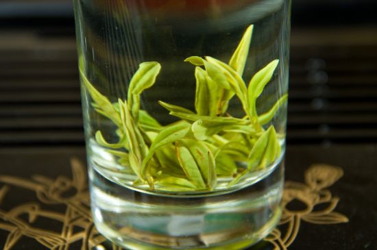 安吉白茶冷藏好還是冷凍好？這個(gè)需要根據(jù)存放時(shí)間來選擇