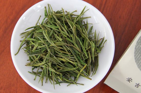 安吉白茶冷藏好還是冷凍好？這個(gè)需要根據(jù)存放時(shí)間來選擇