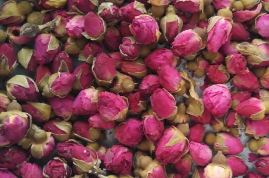 玫瑰花茶的功效與作用，堅(jiān)持喝一個(gè)月玫瑰花茶會(huì)怎樣？