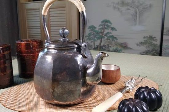 銀壺燒水后水里有黑色的東西，為什么銀壺里有黑點