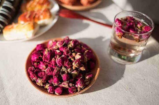 玫瑰花茶的功效與作用，堅(jiān)持喝一個(gè)月玫瑰花茶會(huì)怎樣？