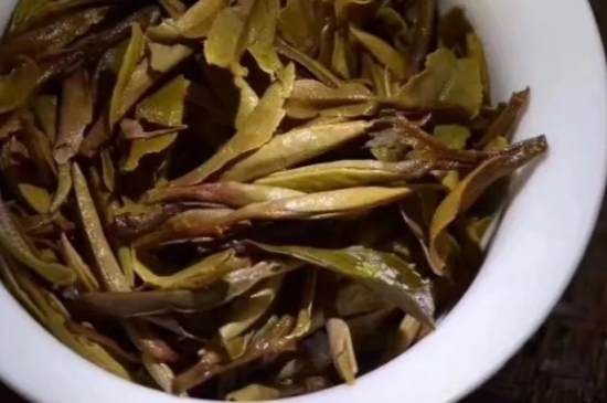 老白茶上火還是去火？夏季喝煮的老白茶會容易上火！