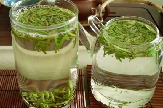 竹葉青和雀舌哪個(gè)貴，竹葉<a href=http://www.blghub.com/fenlei/wulongcha/ target=_blank class=infotextkey>青茶</a>貴嗎？