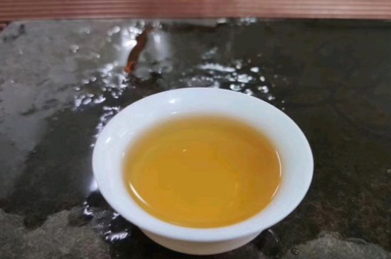 新舊白茶怎么區(qū)分，怎么分辨白茶是新還是舊