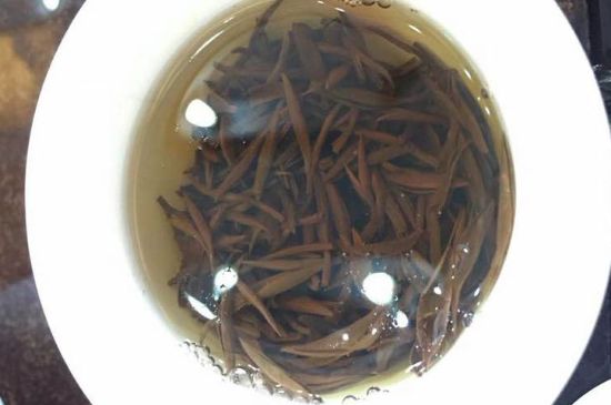 女人喝金駿眉的好處和壞處，女性喝金駿眉可減肥養(yǎng)顏