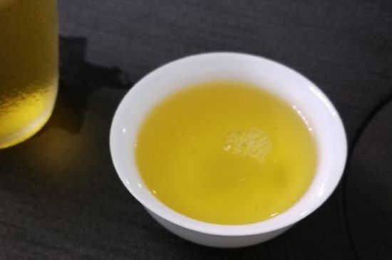 女人喝金駿眉的好處和壞處，女性喝金駿眉可減肥養(yǎng)顏
