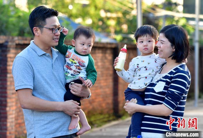 在長汀這十年，張元豪也收獲了愛情。2015年，他與客家妹子董仁花組成了溫暖的小家庭，如今已經(jīng)有了兩個可愛的寶寶?！埍?攝
